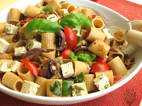 pasta integrale con tofu, melanzane pomodorini e tofu