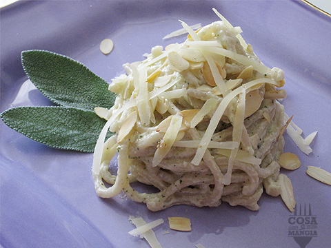 pici con pesto di salvia e mandorle